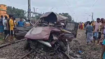 शाळेच्या व्हॅनवर काळाचा घाला! रेल्वे फाटकावर बसला ट्रेनची धडक; तीन विद्यार्थ्यांचा मृत्यू; अनेक विद्यार्थी जखमी
