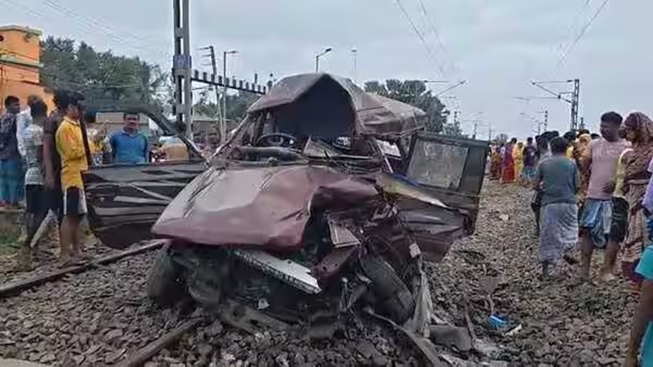 शाळेच्या व्हॅनवर काळाचा घाला! रेल्वे फाटकावर बसला ट्रेनची धडक; तीन विद्यार्थ्यांचा मृत्यू; अनेक विद्यार्थी जखमी