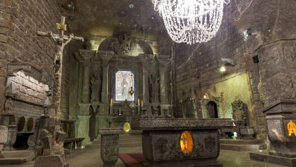 Wieliczka Salt Mine: पोलंडमधील 700 वर्षे जुन्या मिठाच्या खाणीत जमिनीखाली वसलेले अद्भूत जग; गर्दी सांभाळण्यासाठी आता AI चा वापर
