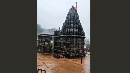श्रीक्षेत्र भीमाशंकर मंदिर परिसर पहिल्याच पावसात जलमय; भीमाशंकरकडे जाणारी वाहतूक बंद