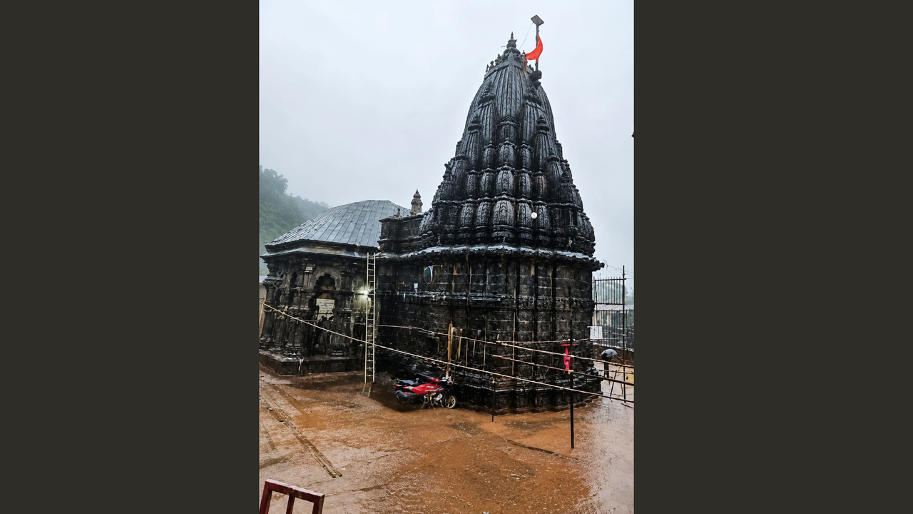 श्रीक्षेत्र भीमाशंकर मंदिर परिसर पहिल्याच पावसात जलमय; भीमाशंकरकडे जाणारी वाहतूक बंद
