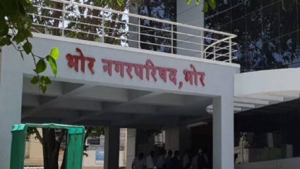 भोर नगरपरिषदेची सभा वादळी, नगरसेविकांच्या आरोपानंतर नगराध्यक्षांचा लेखी माफीनामा; नेमकं काय घडलं?