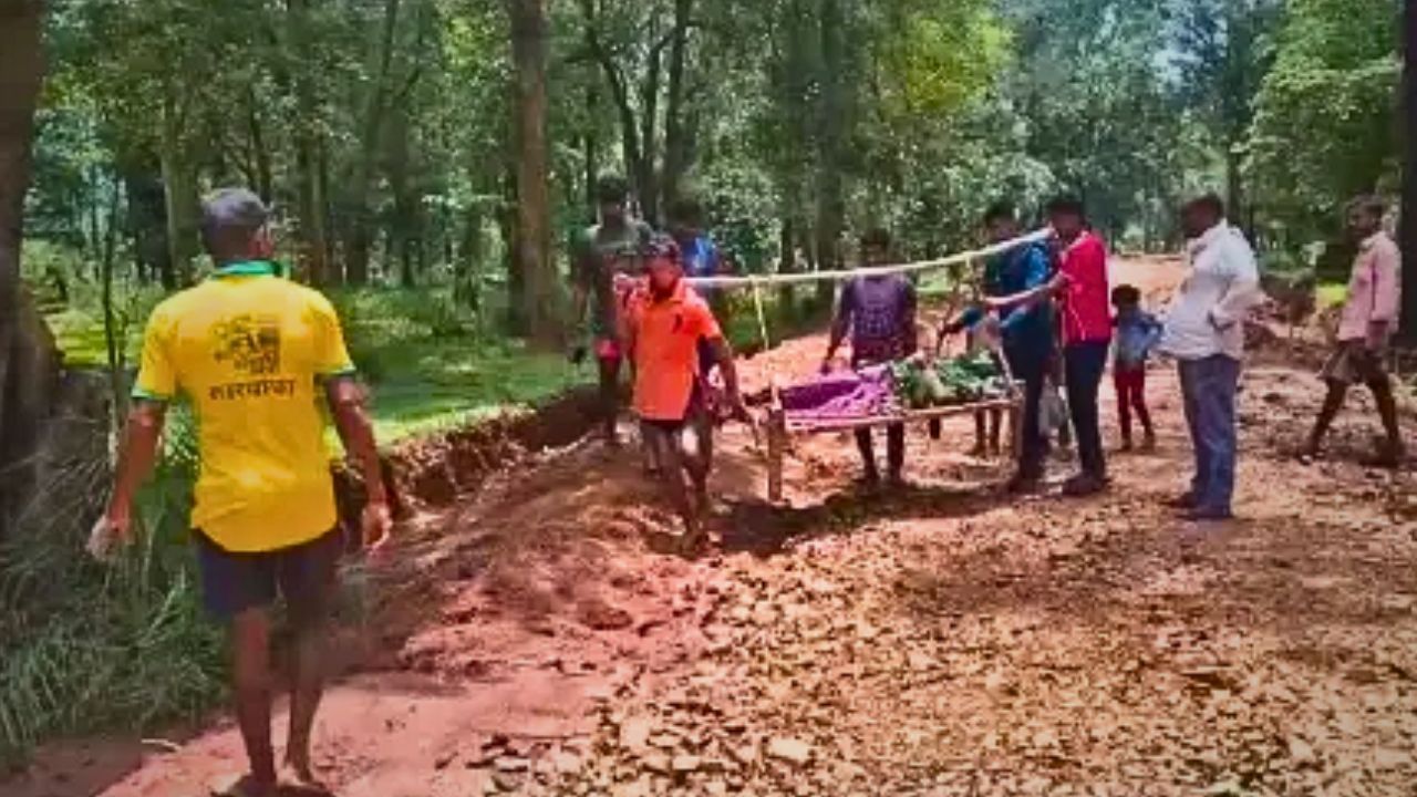 Gadchiroli news: उपचारासाठी १८ किमीची पायपीट, आरोग्य कर्मचाऱ्यांचा सेवाभाव; ग्रामस्थांच्या धाडसाने वाचले प्राण