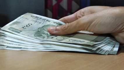 एसटी बँकेच्या संचालकाला लाचं घेणं भोवलं; बारामती बसस्थानकासमोरच एसीबीने रंगेहात पकडलं