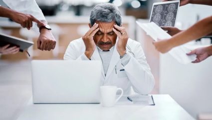 Doctors Burnout: रुग्णांचे प्राण वाचवणारे डॉक्टर स्वतःच तणावात? पांढऱ्या कोटामागील धक्कादायक वास्तव एकदा वाचाच