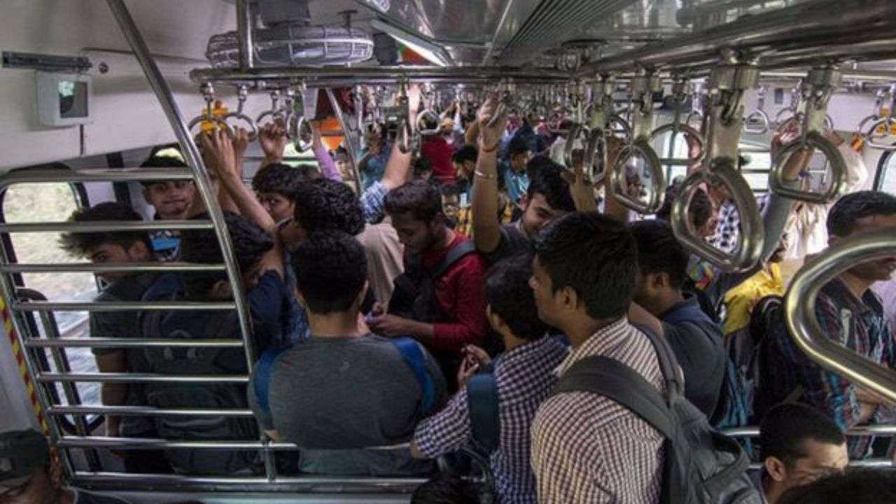Mumbai Local Update: लोकलमधील चोरी, हाणामाऱ्या रोखण्यासाठी सर्व डब्यांवर सीसीटीव्हीची नजर