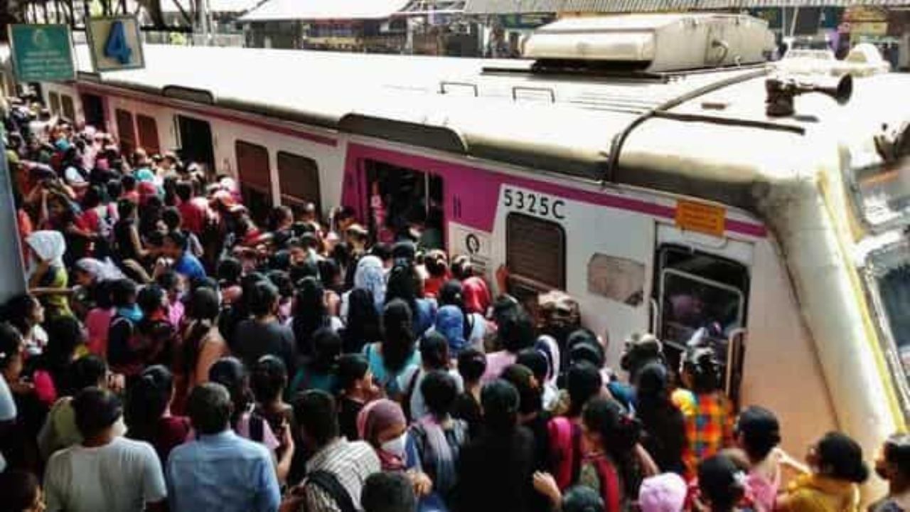 Mumbai Local Update: मध्य रेल्वेचा वेग मंदावला; गाड्या 10-15 मिनिटे उशिराने, प्रवाशांचे हाल