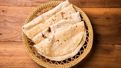 Cooking Tips: चपाती  कडक होते? पीठ मळताना टाळा ‘या’ चुका; तासन्‌तास राहतील मऊ आणि लुसलुशीत