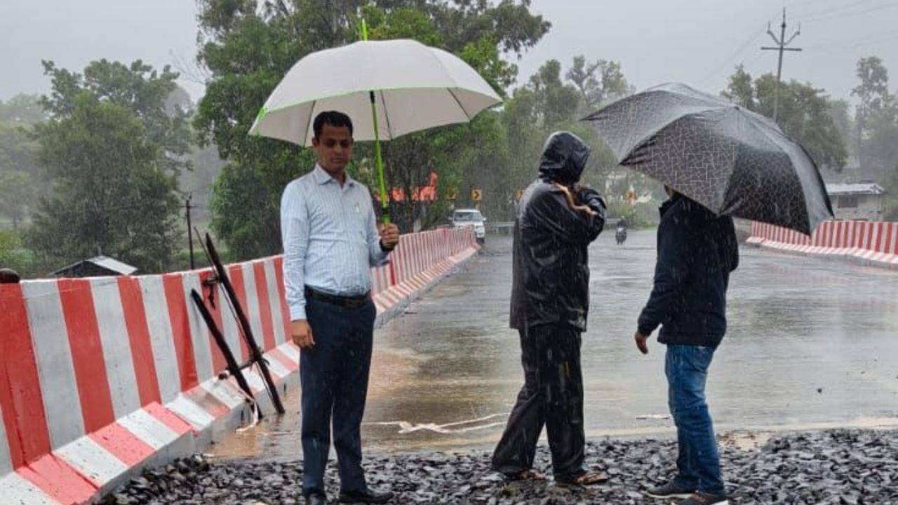 Satara News : केळघर येथील रामजीबुवापूलावरील वाहतुक पूर्ववत! बांधकाम विभागाकडून तात्काळ उपाययोजनांची अंमलबजावणी