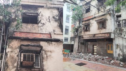 डोंबिवली स्टेशन परिसरातील धोकादायक इमारतीचा काही भाग कोसळला;  प्रशासनाच्या दुर्लक्षाचा नागरिकांचा आरोप
