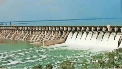 पुण्यात पावसाचा जल्लोष, सोलापुरात काळे ढग अन् कोरडी जमीन; शेतकऱ्यांच्या नजरा अजूनही आभाळाकडे