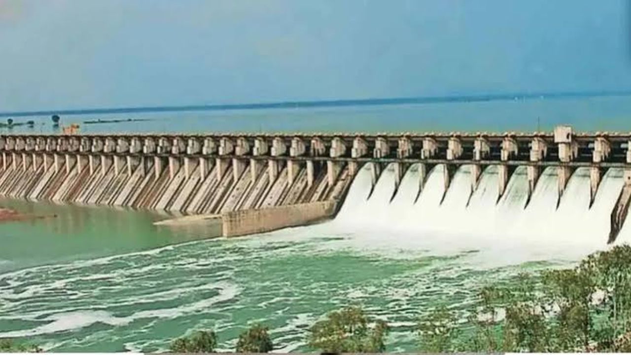 पुण्यात पावसाचा जल्लोष, सोलापुरात काळे ढग अन् कोरडी जमीन; शेतकऱ्यांच्या नजरा अजूनही आभाळाकडे
