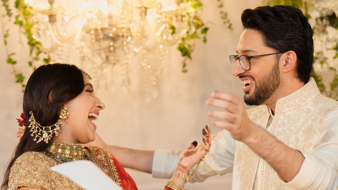 पारंपरिक फेऱ्यांऐवजी दोघांनी रजिस्टर मॅरेजचा मार्ग निवडला. विवाहाची कायदेशीर प्रक्रिया मुंबईतील रंजन कुटुंबाच्या निवासस्थानी पूर्ण झाली.