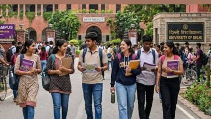 DU PG Admission: दिल्ली विद्यापीठात जागा वाढवण्यासाठी ABVP चे तीव्र आंदोलन!विद्यार्थ्यांच्या असंतोषानंतर प्रशासनाकडून समिती स्थापन