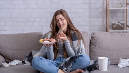 Stress Eating: मूड खराब होताच भूक लागते? ‘स्ट्रेस ईटिंग’ची ही लक्षणे अजिबात दुर्लक्षित करू नका