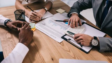 फायनान्स क्षेत्रात करिअर करण्याचा विचार करतायं! मग CA vs MBA Finance vs CFA मधील फरक लगेच जाणून घ्या