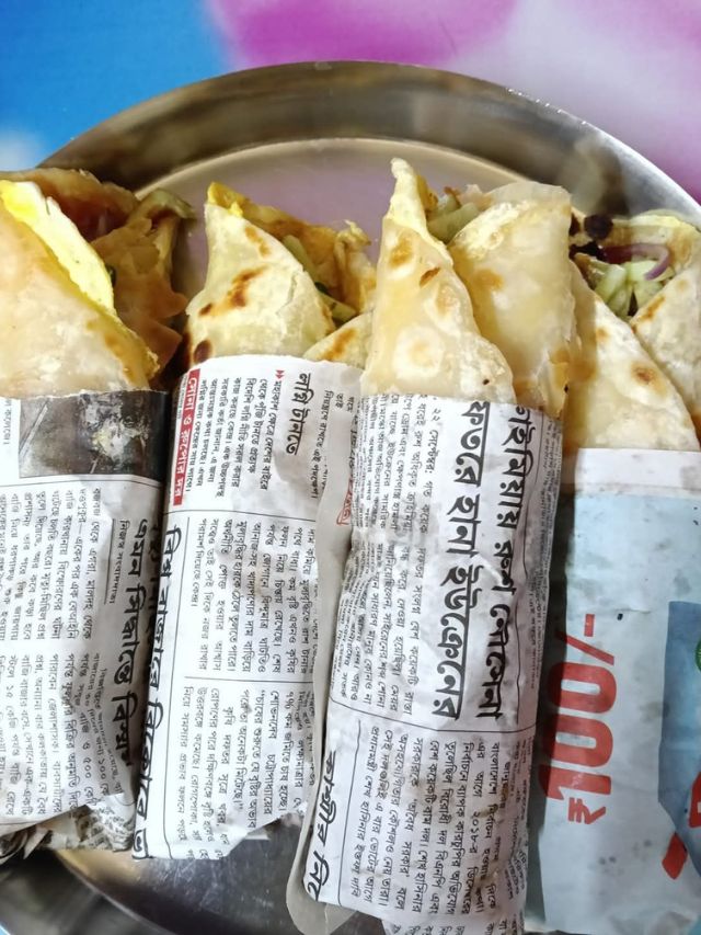 वृत्तपत्रात बांधलेले तळलेले पदार्थ खाणे आरोग्यासाठी किती घातक?