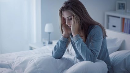 झोप न येणे, चिडचिड आणि सतत थकवा? हार्मोन्सचे संतुलन राखण्यासाठी ‘हे’ सोपे उपाय ठरतील फायदेशीर