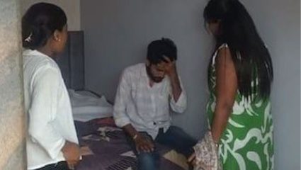 पतीला दुसऱ्या महिलेसोबत नको त्या अवस्थेत पकडलं अन् पत्नीने केला हाय व्होल्टेज ड्रामा, एकामागून एक कानशिलात हाणली… Video Viral