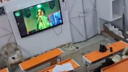अपना बना ल ना पूरा राजा…! शाळेच्या टीव्हीवर अश्लील गाणं लावून मुख्याध्यापक बेधुंद होऊन झोपला, सीसीटीव्ही कॅमेरात कैद झाले दृष्य