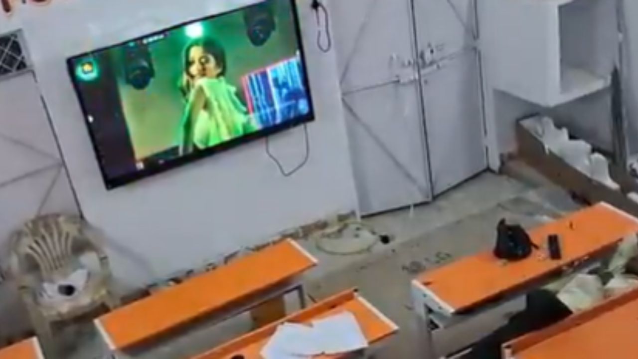 अपना बना ल ना पूरा राजा…! शाळेच्या टीव्हीवर अश्लील गाणं लावून मुख्याध्यापक बेधुंद होऊन झोपला, सीसीटीव्ही कॅमेरात कैद झाले दृष्य