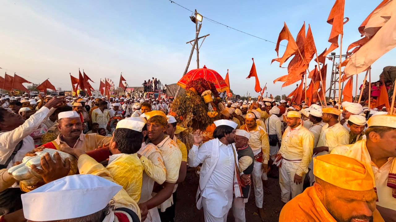 हातात भगवा ध्वज, डोक्यावर तुळशीचे वृंदावन आणि पारंपरिक वेशभूषेत हजारो वारकरी विठुरायाच्या दर्शनासाठी झाले. याचे काही फोटोज सोशल मिडियावर शेअर करण्यात आले आहेत.