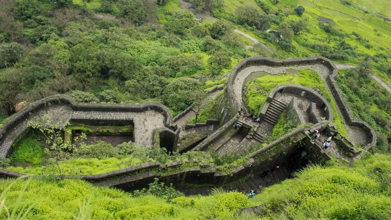 लोहगडावर इतिहासाच्या नाही तर सिया पॉईंटच्या शोधत आहेत पर्यटक… डार्क टुरिजमचा हा ट्रेंड नक्की आहे तरी काय?