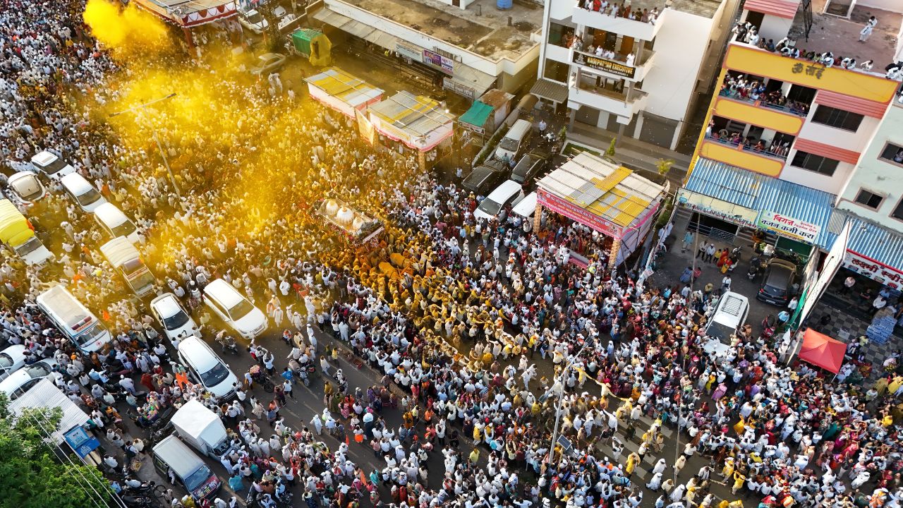 यंदा आषाढी एकादशी २५ जुलै २०२६ (शनिवार) रोजी आहे. या दिवशी लाखो वारकरी पंढरपूरमध्ये श्री विठ्ठल-रुक्मिणीचे दर्शन घेण्यासाठी एकत्र येतील. राज्य सरकारकडून वाहतूक, आरोग्य, सुरक्षा आणि स्वच्छतेसाठी विशेष व्यवस्था करण्यात येत आहे.