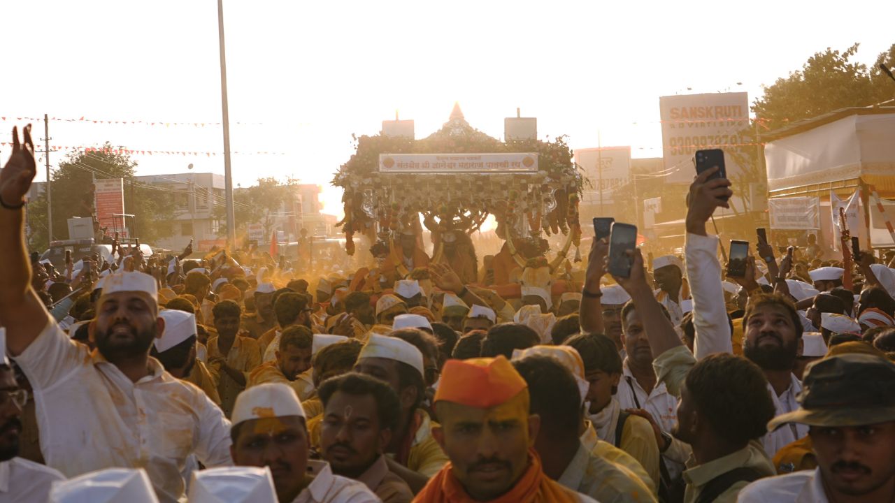 यंदाच्या वारीत लहानांपासून ज्येष्ठांपर्यंत लाखो भाविकांनी मनोभावनेने सहभाग घेतला आहे. ‘ज्ञानोबा-तुकाराम’ आणि ‘पुंडलिक वरदे हरी विठ्ठल’ असा जयघोष करत वारकऱ्यांनी पंढरपूरच्या दिशेने प्रस्थान केले.