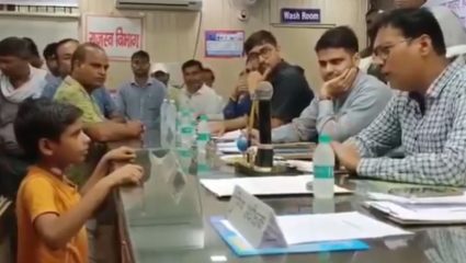 तुम्हाला सांगतो साहेब, ‘आमच्या काकांनी…’, १३ वर्षांच्या चिमुकल्याने जिल्हाधिकाऱ्यांकडे केली काैंटुंबिक तक्रार; Video Viral