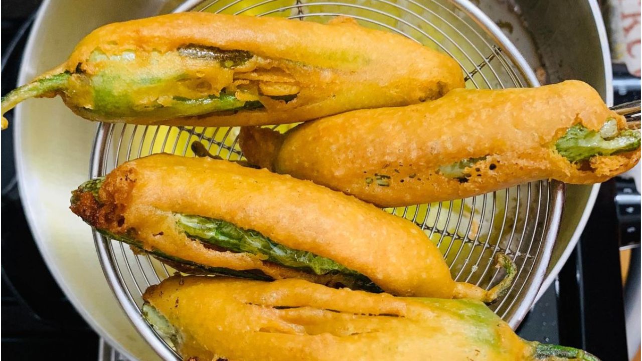 Monsoon Special Recipe: पावासाळ्यात एकदा तरी घरी नक्की बनवा कुरकरीत आणि स्वादिष्ट ‘मिरची भजी’