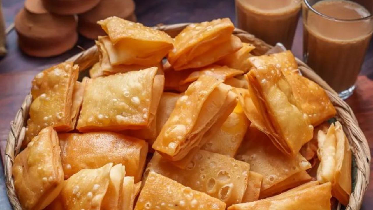 Tea-Time Snacks : विकतची कशाला? तुम्ही घरीच बनवू शकता मार्केट स्टाईल ‘खारी’, रेसिपी आहे फार सोपी