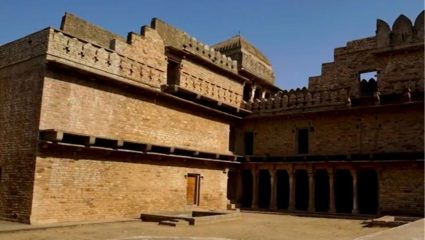 Travel News : मध्य प्रदेशचा तो ऐतिहासिक किल्ला, इथल्या राजाने जादूने राणीला केलं होतं कैद…