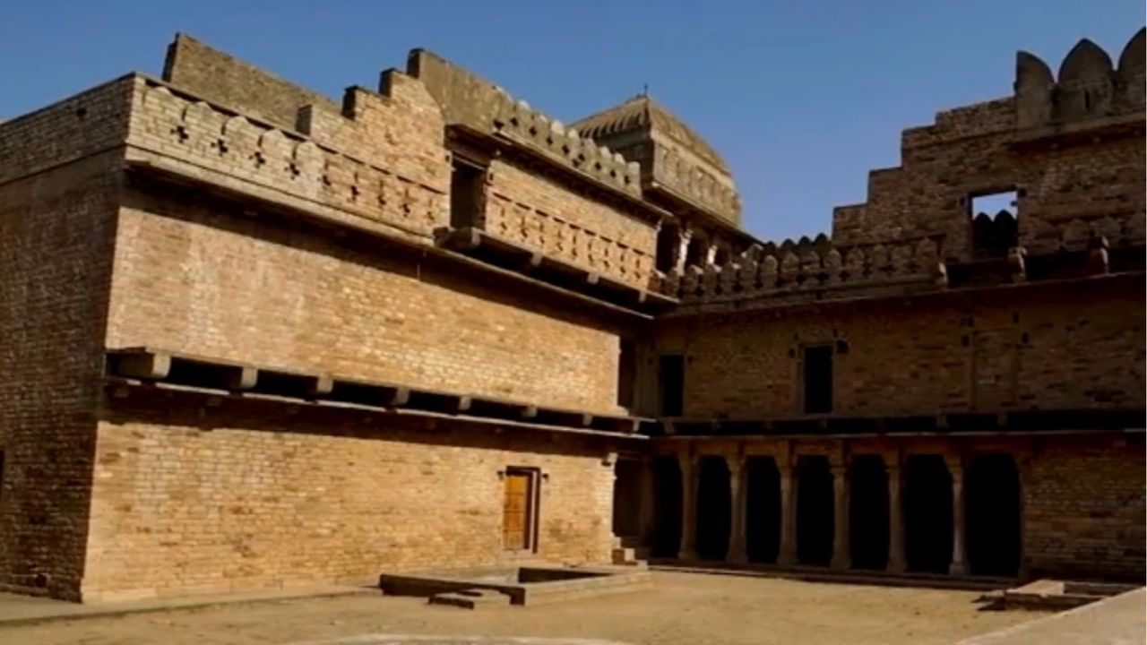 Travel News : मध्य प्रदेशचा तो ऐतिहासिक किल्ला, इथल्या राजाने जादूने राणीला केलं होतं कैद…