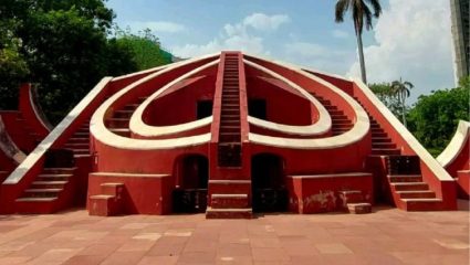 Travel Name : दिल्लीतील जंतर मंतर का आहे खास? येथील 4 स्तंभांचे रहस्य जाणून घ्या