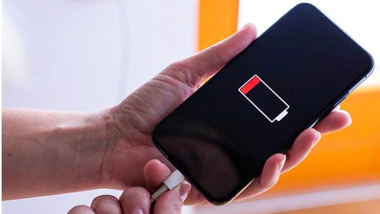 iPhone चार्ज होत नाहीये? सर्व्हिस सेंटरमध्ये जाण्याआधी १ मिनिटांत चेक करा ही महत्त्वाची सेटींग, हजारो रुपयांची होईल बचत