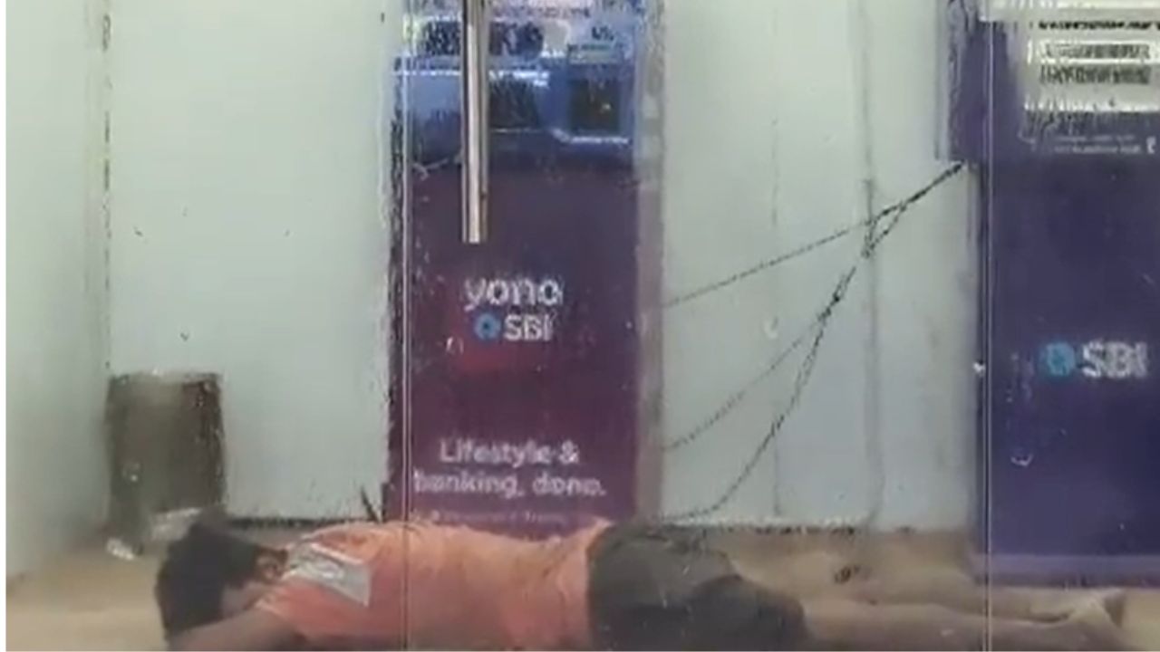 बाईई हा काय प्रकार! उष्णतेपासून वाचण्यासाठी तरुणाचा अनोखा जुगाड, ATM ला बेडरुन समजून घेतली वामकुक्षी; Video Viral