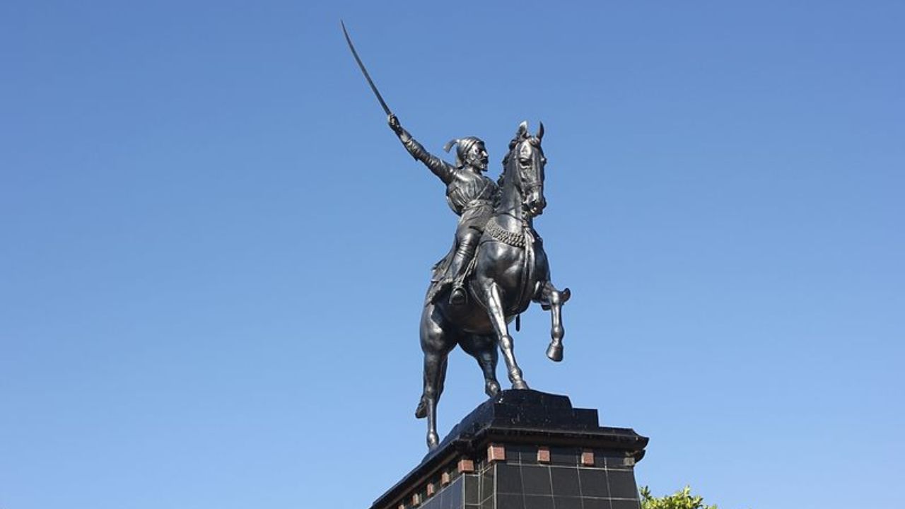 अवघ्या 20 महिन्यांत छत्रपती शिवाजी महाराजांच्या स्मारकाला गळती; 2 कोटींच्या कामावर प्रश्नचिन्ह