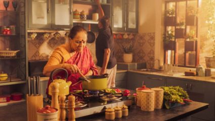 Kitchen Tips : स्वयंपाकघरातील या नेहमीच्या चुका पाैष्टीक अन्नालाही बनवतात अनहेल्दी, वेळीच सवयी बदला