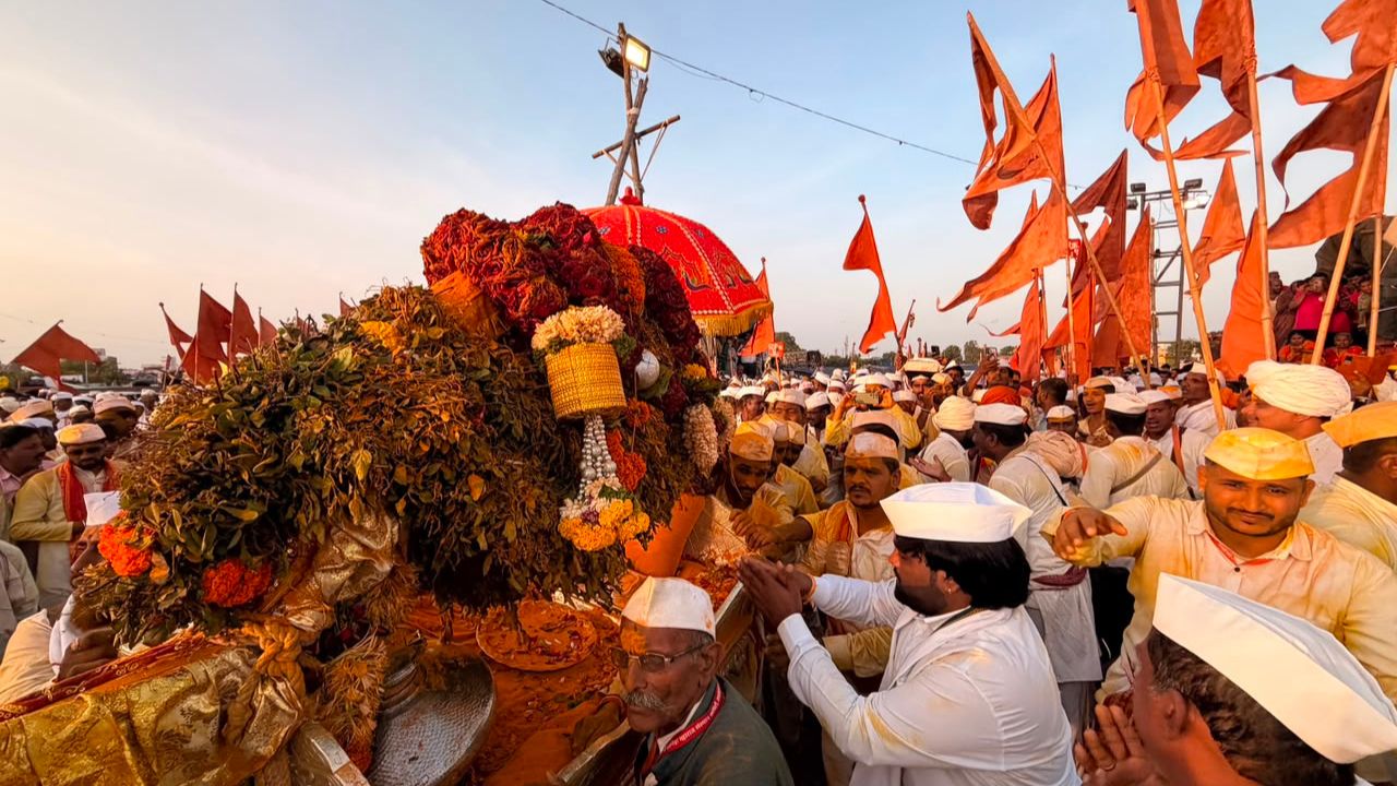 आषाढी वारी महाराष्ट्रातील सर्वात मोठ्या धार्मिक परंपरेपैकी एक मानली जाते. दरवर्षी आषाढ महिन्यातील शुक्ल पक्षातील एकादशीला लाखो वारकरी संत ज्ञानेश्वर महाराज आणि संत तुकाराम महाराज यांच्या पालख्यांसह पायी प्रवास करून पंढरपूर येथे श्री विठ्ठल-रुक्मिणीचे दर्शन घेतात.
