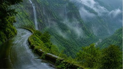 Monsoon Trip : जिथे ढग डोंगररांगांच्या कुशीत विसावतात… पावसाळ्यात फिरण्यासाठी महाराष्ट्रातील 6 अप्रतिम ठिकाणे