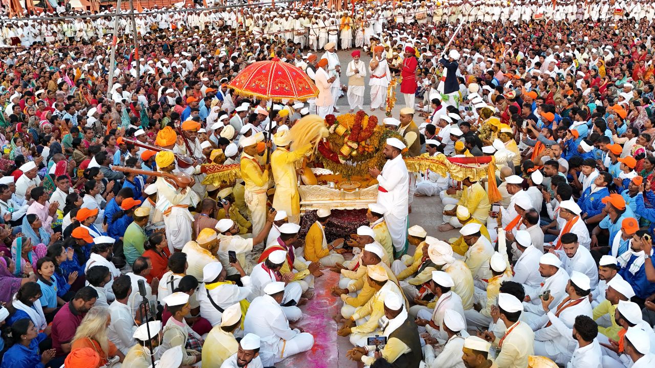 वारी ही केवळ धार्मिक यात्रा नसून भक्ती, समता, बंधुभाव, सेवा आणि सामाजिक ऐक्याचे प्रतीक आहे. अभंग-किर्तन गात लाखो वारकरी विठ्ठलभक्तीचा संदेश पसरवत पंढरीची वाट चालतात.