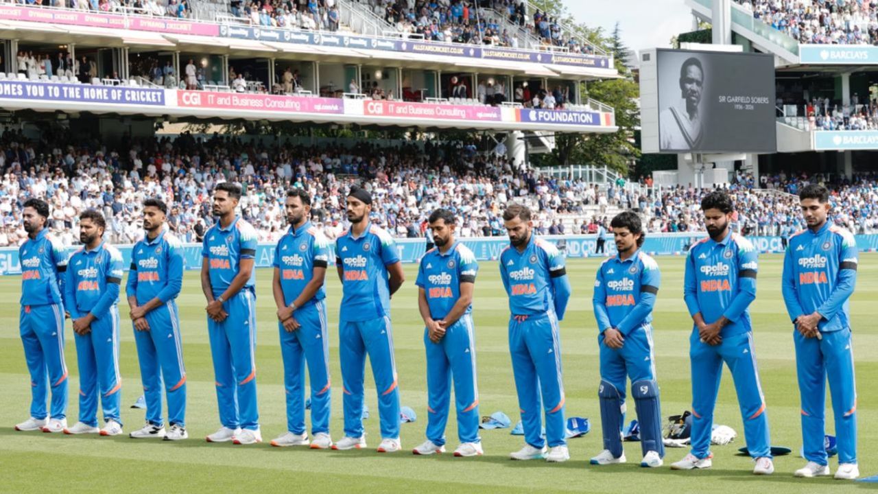 IND vs ENG Live: तिसऱ्या वनडे सामन्याआधी दोन्ही संघाच्या खेळाडूंनी बांधली काळी पट्टी, मौनही पाळले; नेमकं कारण काय?