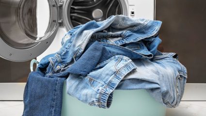 Dark Jeans Care: वारंवार धुतल्याने जीन्सचा रंग उडतोय? वापरा ‘ही’ सोपी ट्रिक