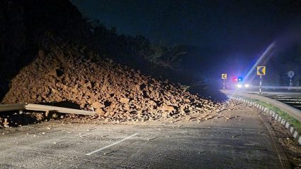कशेडी घाटात दरड कोसळली! महामार्गावरील वाहतुकीवर परिणाम; मुंबईच्या दिशेने जाणारी एक लेन पूर्णतः बंद