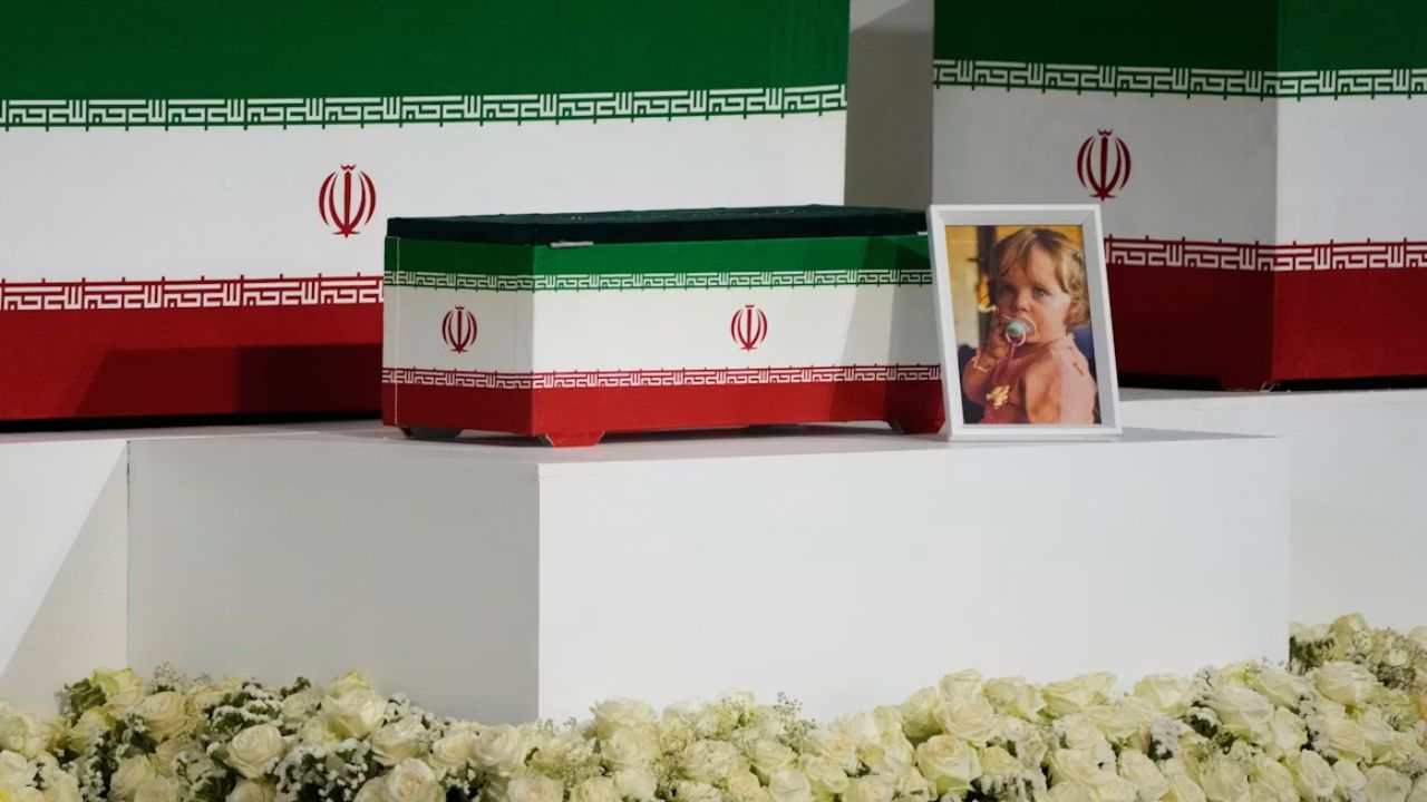 Khamenei Funeral : खामेनेईंसह त्यांच्या कुटुंबालाही अखेरचा निरोप; 14 महिन्यांच्या चिमुकलीची शवपेटी पाहून लोक गहिवरले