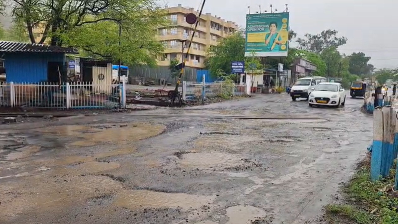 Matheran News : रस्त्यात खड्डे की खड्ड्यात रस्ता! माथेरान मिनी ट्रेन फाटकाजवळ खड्ड्यांचे साम्राज्य; वाहनचालक हैराण