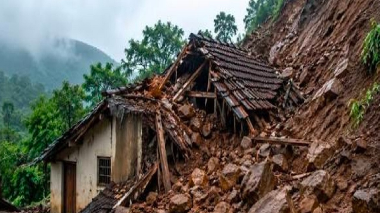 मावळ तालुक्यातील पाटण गावात घरावर दरड कोसळली; कुटुंब ढिगाऱ्याखाली अडकल्याची भीती