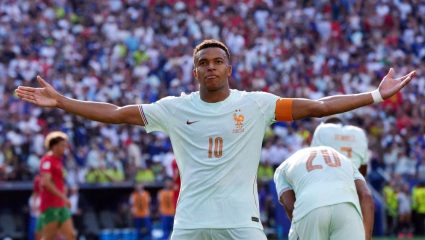 गोल्डन बूटची शर्यत रंगली! एम्बाप्पेचा FIFA विश्वचषकात जलवा; मेस्सीला मागे टाकत मोडला ‘हा’ विक्रम