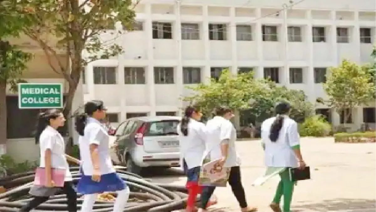 Medical Colleges: मेडिकल कॉलेजेसमध्ये आता सीसीटीव्हीची कडक देखरेख; निष्काळजीपणा करणाऱ्या संस्थांवर का होणार कारवाई?